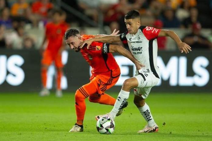 Héctor Herrera (i) de Dynamo disputando un balón con Mateo García de Atlas. Foto La Hora: EFE