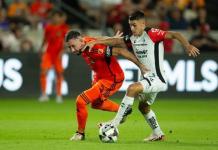 Héctor Herrera (i) de Dynamo disputando un balón con Mateo García de Atlas. Foto La Hora: EFE