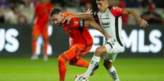 Héctor Herrera (i) de Dynamo disputando un balón con Mateo García de Atlas. Foto La Hora: EFE