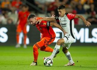 Héctor Herrera (i) de Dynamo disputando un balón con Mateo García de Atlas. Foto La Hora: EFE