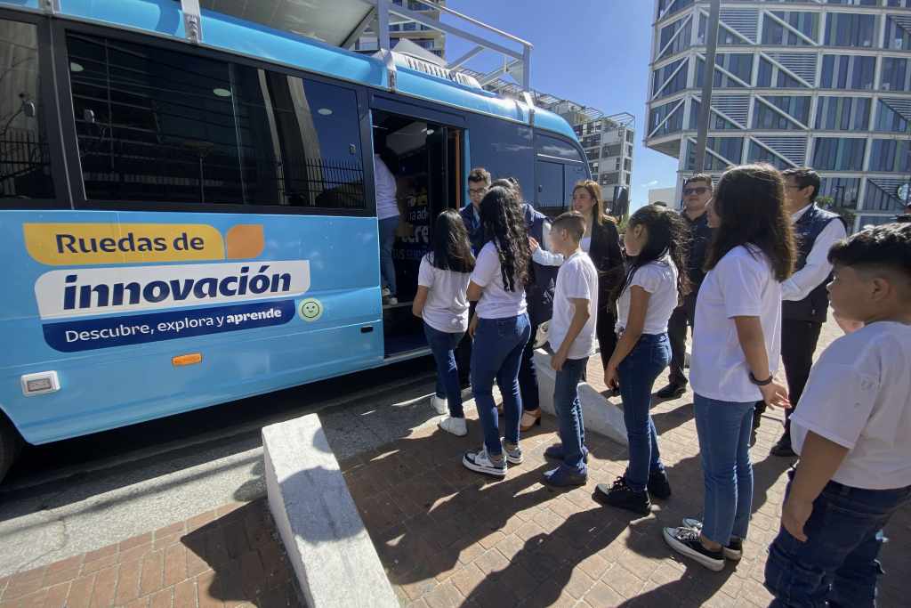 El bus fue diseñado para ser una opción móvil y poder alcanzar a más de 300 estudiantes en su primer año. Foto La Hora: José Orozco.