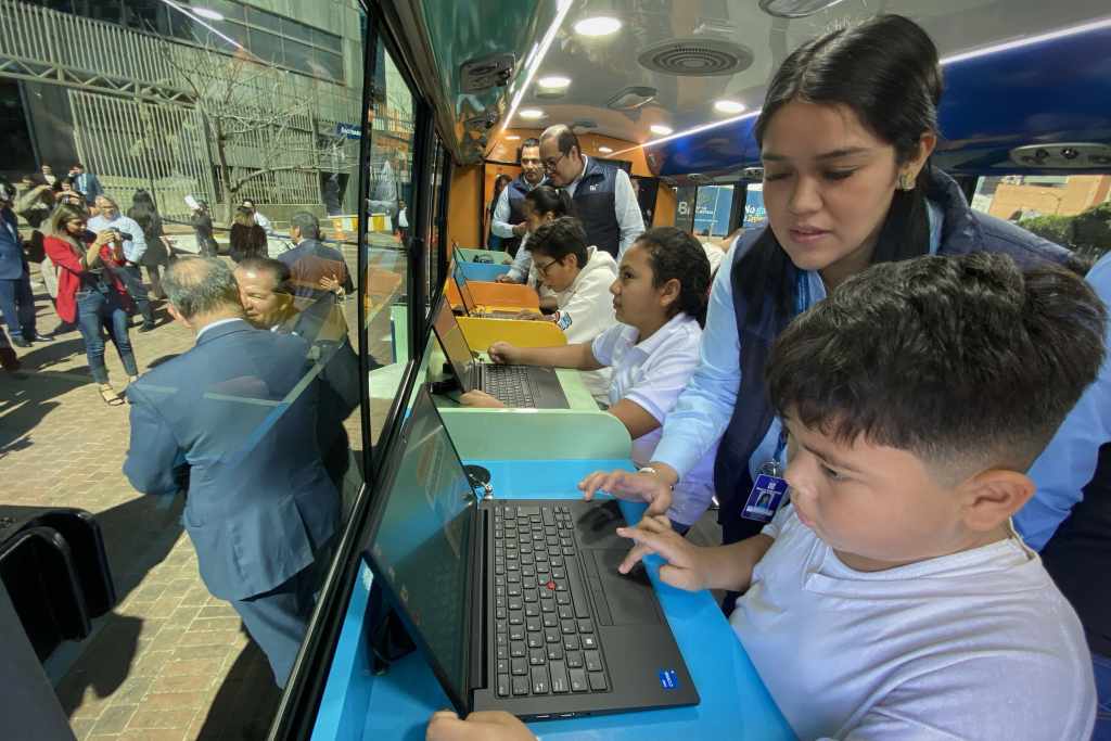 En el aula móvil, los estudiantes encontrarán herramientas tecnológicas para mejorar su aprendizaje. Foto La Hora: José Orozco.