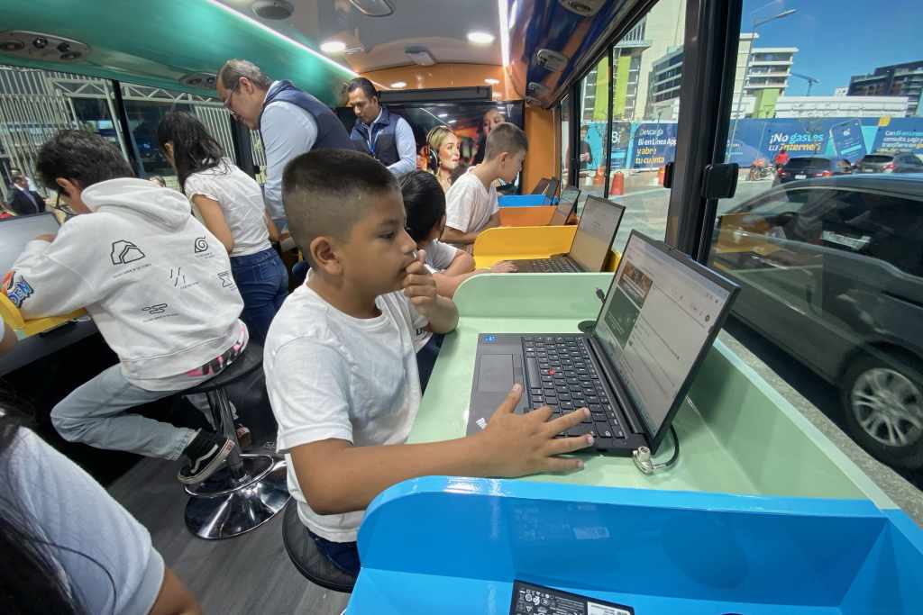 Además de acceso a una computadora, los niños y jóvenes podrán aprender sobre tecnología e innovación. Foto La Hora: José Orozco.