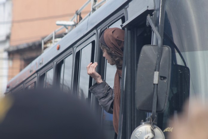 Un joven integrante de la secta Lev Tahor observa desde el interior de uno de los buses que los llevaron al refugio temporal. Foto: La Hora / José Orozco.