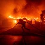Un bombero lucha contra el incendio de Palisades mientras quema una estructura en el vecindario de Pacific Palisades en Los Ángeles, el martes 7 de enero de 2025. Foto La Hora: AP