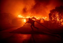 Un bombero lucha contra el incendio de Palisades mientras quema una estructura en el vecindario de Pacific Palisades en Los Ángeles, el martes 7 de enero de 2025. Foto La Hora: AP