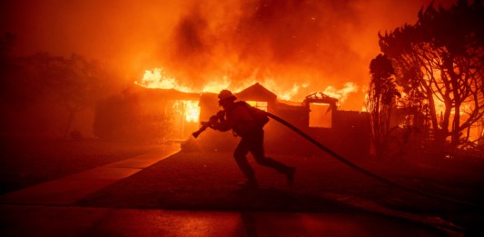 Un bombero lucha contra el incendio de Palisades mientras quema una estructura en el vecindario de Pacific Palisades en Los Ángeles, el martes 7 de enero de 2025. Foto La Hora: AP