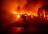 Un bombero lucha contra el incendio de Palisades mientras quema una estructura en el vecindario de Pacific Palisades en Los Ángeles, el martes 7 de enero de 2025. Foto La Hora: AP