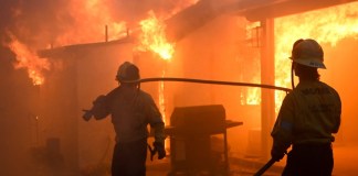 Dos bomberos luchan contra el incendio Eaton, que arrasa con varias construcciones en Altadena, California, el miércoles 8 de enero de 2025