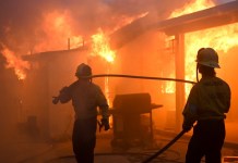 Incendios en Los Ángeles obligan a posponer partido de hockey sobre hielo; NFL y NBA monitorean situación Dos bomberos luchan contra el incendio Eaton, que arrasa con varias construcciones en Altadena, California, el miércoles 8 de enero de 2025