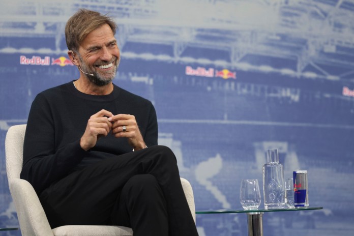 El exentrenador de fútbol Juergen Klopp, sonríe durante una conferencia de prensa en la que se presentó oficialmente como Director Global de Fútbol de Red Bull en Salzburgo, Austria, el martes 14 de enero de 2025. Foto La Hora: AP