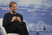El técnico Jürgen Klopp critica el Mundial de Clubes y lo califica como inútil El exentrenador de fútbol Juergen Klopp, sonríe durante una conferencia de prensa en la que se presentó oficialmente como Director Global de Fútbol de Red Bull en Salzburgo, Austria, el martes 14 de enero de 2025. Foto La Hora: AP