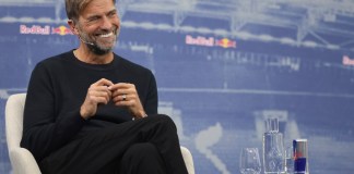 El exentrenador de fútbol Juergen Klopp, sonríe durante una conferencia de prensa en la que se presentó oficialmente como Director Global de Fútbol de Red Bull en Salzburgo, Austria, el martes 14 de enero de 2025. Foto La Hora: AP