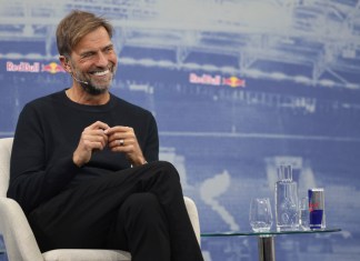 El exentrenador de fútbol Juergen Klopp, sonríe durante una conferencia de prensa en la que se presentó oficialmente como Director Global de Fútbol de Red Bull en Salzburgo, Austria, el martes 14 de enero de 2025. Foto La Hora: AP