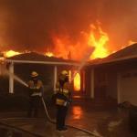 Bomberos combatiendo un incendio que envuelve una vivienda durante el incendio de Palisades, en el vecindario de Pacific Palisades, Los Ángeles, California, EE.UU. Foto La Hora : AP