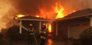 Bomberos combatiendo un incendio que envuelve una vivienda durante el incendio de Palisades, en el vecindario de Pacific Palisades, Los Ángeles, California, EE.UU. Foto La Hora : AP