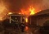 Bomberos combatiendo un incendio que envuelve una vivienda durante el incendio de Palisades, en el vecindario de Pacific Palisades, Los Ángeles, California, EE.UU. Foto La Hora : AP