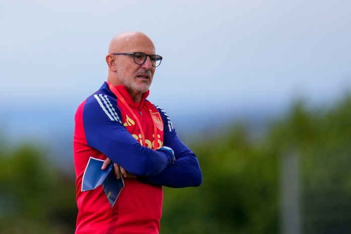 El técnico de España Luis de la Fuente durante un entrenamiento de la selección en Donaueschingen, Alemania, el 6 de julio de 2024. Foto La Hora: AP