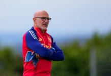 El técnico de España Luis de la Fuente durante un entrenamiento de la selección en Donaueschingen, Alemania, el 6 de julio de 2024. Foto La Hora: AP