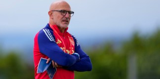 El técnico de España Luis de la Fuente durante un entrenamiento de la selección en Donaueschingen, Alemania, el 6 de julio de 2024. Foto La Hora: AP