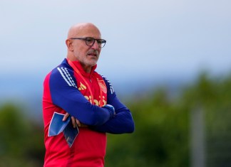 El técnico de España Luis de la Fuente durante un entrenamiento de la selección en Donaueschingen, Alemania, el 6 de julio de 2024. Foto La Hora: AP