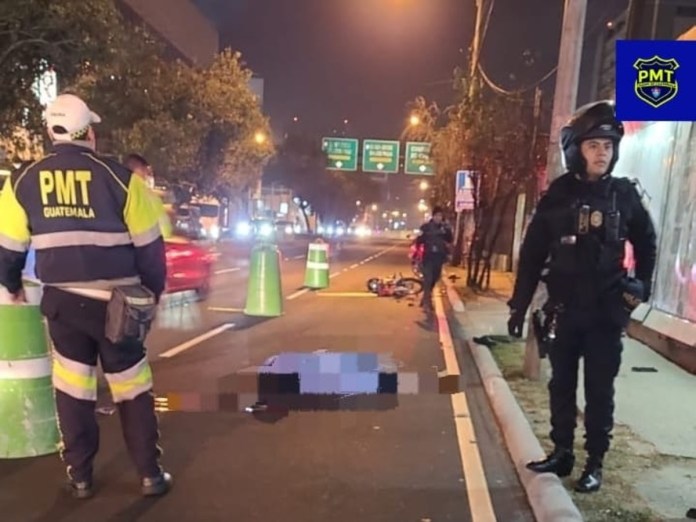 Motorista quedó fallecido en bulevar Los Próceres, 14 avenida, zona 10 Foto La Hora: x de Amílcar Montejo