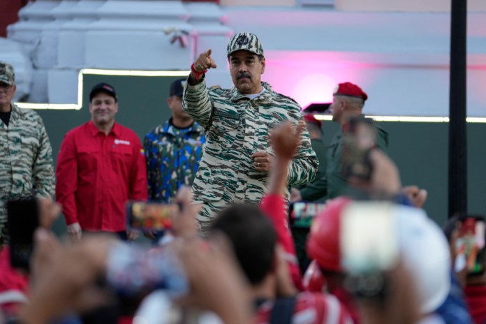 El presidente Nicolás Maduro apunta a la multitud en una marcha en Caracas, Venezuela, el martes 7 de enero de 2025, en los días previos a su toma de posesión para un tercer mandato. Foto La Hora: AP