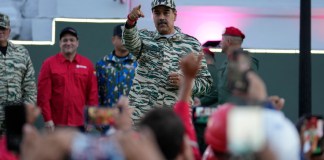 El presidente Nicolás Maduro apunta a la multitud en una marcha en Caracas, Venezuela, el martes 7 de enero de 2025, en los días previos a su toma de posesión para un tercer mandato. Foto La Hora: AP