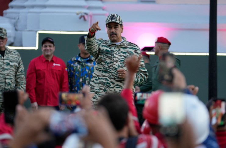 El presidente Nicolás Maduro apunta a la multitud en una marcha en Caracas, Venezuela, el martes 7 de enero de 2025, en los días previos a su toma de posesión para un tercer mandato. Foto La Hora: AP