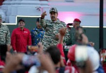 Maduro espera colocarse banda presidencial por tercera vez en medio de dudas y rechazo por victoria electoral El presidente Nicolás Maduro apunta a la multitud en una marcha en Caracas, Venezuela, el martes 7 de enero de 2025, en los días previos a su toma de posesión para un tercer mandato. Foto La Hora: AP