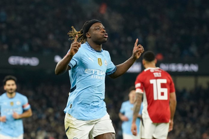 Jeremy Doku del Manchester City celebra tras anotar en el encuentro ante el Salford City en el encuentro de la tercera ronda de la Copa FA el sábado 11 de enero del 2025. Foto La Hora: AP