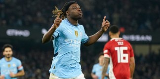 Jeremy Doku del Manchester City celebra tras anotar en el encuentro ante el Salford City en el encuentro de la tercera ronda de la Copa FA el sábado 11 de enero del 2025. Foto La Hora: AP