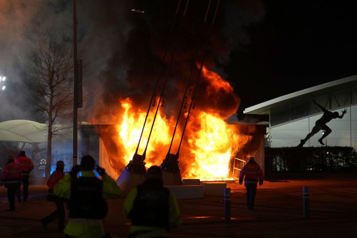 Un puesto de venta de mercancía incendiado afuera del estadio Etihad previo al partido entre Manchester City y Brujas por la Liga de Campeones, el miércoles 29 de enero de 2025. Foto La Hora: AP