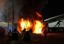 Un puesto de venta de mercancía incendiado afuera del estadio Etihad previo al partido entre Manchester City y Brujas por la Liga de Campeones, el miércoles 29 de enero de 2025. Foto La Hora: AP