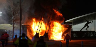 Un puesto de venta de mercancía incendiado afuera del estadio Etihad previo al partido entre Manchester City y Brujas por la Liga de Campeones, el miércoles 29 de enero de 2025. Foto La Hora: AP