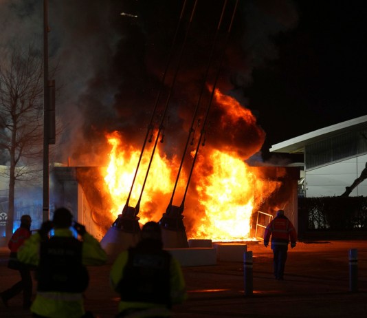 Un puesto de venta de mercancía incendiado afuera del estadio Etihad previo al partido entre Manchester City y Brujas por la Liga de Campeones, el miércoles 29 de enero de 2025. Foto La Hora: AP