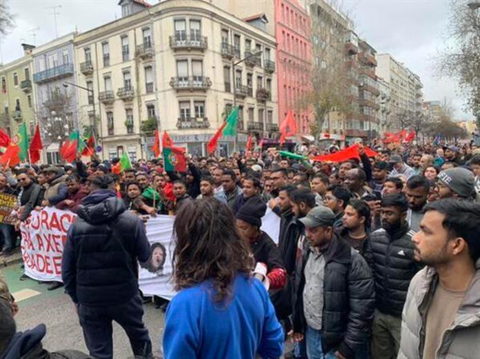 Cientos de personas participan en una manifestación antirracista en Lisboa, este sábado. Foto La Hora