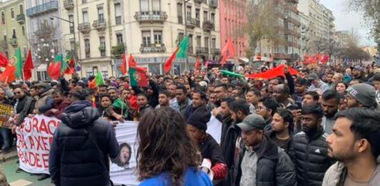 Cientos de personas participan en una manifestación antirracista en Lisboa, este sábado. Foto La Hora