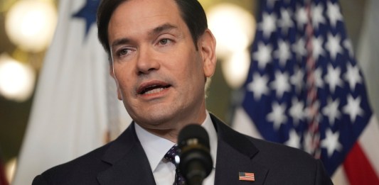 El canciller de México, Juan Ramón de la Fuente, y el nuevo secretario de Estado de Estados Unidos, Marco Rubio. Foto La Hora: AP