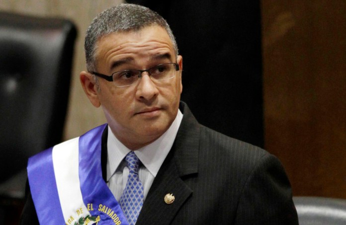 El entonces presidente de El Salvador Mauricio Funes se ve de pie en la Asamblea Nacional antes de hablar para conmemorar el aniversario de su tercer año en el cargo, en San Salvador, El Salvador, el 1 de junio de 2012. Foto La Hora: AP Archivo