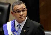 El entonces presidente de El Salvador Mauricio Funes se ve de pie en la Asamblea Nacional antes de hablar para conmemorar el aniversario de su tercer año en el cargo, en San Salvador, El Salvador, el 1 de junio de 2012. Foto La Hora: AP Archivo