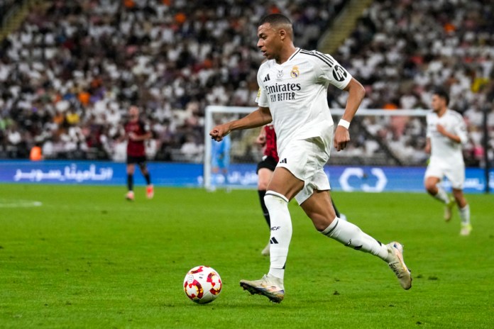 Kylian Mbappe del Real Madrid en acción durante el encuentro ante el Mallorca en la semifinal de la Super copa de España en Yedá, Arabia Saudí el jueves 9 de enero del 2025. Foto La Hora: AP