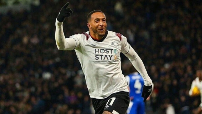 Nathaniel levanta su mano derecho para celebrar un gol. Foto La Hora: Derby County oficial