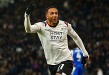 Nathaniel levanta su mano derecho para celebrar un gol. Foto La Hora: Derby County oficial