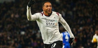 Nathaniel levanta su mano derecho para celebrar un gol. Foto La Hora: Derby County oficial