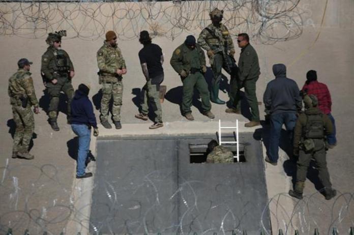 Autoridades de seguridad de México y Estadios Unidos, resguardan la zona donde se localizo un túnel clandestino en la frontera de Ciudad Juárez este viernes, en Chihuahua (México). Un túnel clandestino construido para el tráfico de personas, drogas y mercancías ilícitas fue descubierto bajo el lecho del río Bravo (río Grande en Estados Unidos) y conecta a Ciudad Juárez, Chihuahua (México) con El Paso, Texas (EE.UU.), informaron este viernes autoridades mexicanas y estadounidenses Foto La Hora: EFE