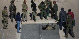 Autoridades de seguridad de México y Estadios Unidos, resguardan la zona donde se localizo un túnel clandestino en la frontera de Ciudad Juárez este viernes, en Chihuahua (México). Un túnel clandestino construido para el tráfico de personas, drogas y mercancías ilícitas fue descubierto bajo el lecho del río Bravo (río Grande en Estados Unidos) y conecta a Ciudad Juárez, Chihuahua (México) con El Paso, Texas (EE.UU.), informaron este viernes autoridades mexicanas y estadounidenses Foto La Hora: EFE