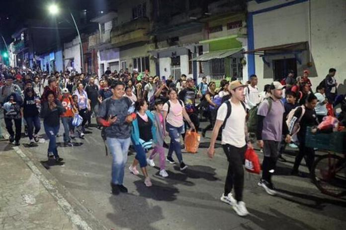 Migrantes caminan al inicio de una caravana que se dirige a la frontera norte de México este jueves, en el municipio de Tapachula en Chiapas Foto: La Hora: EFE