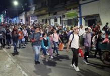 La primera caravana migrante del año parte de Tapachula, Chiapas, frontera con Guatemala Migrantes caminan al inicio de una caravana que se dirige a la frontera norte de México este jueves, en el municipio de Tapachula en Chiapas Foto: La Hora: EFE