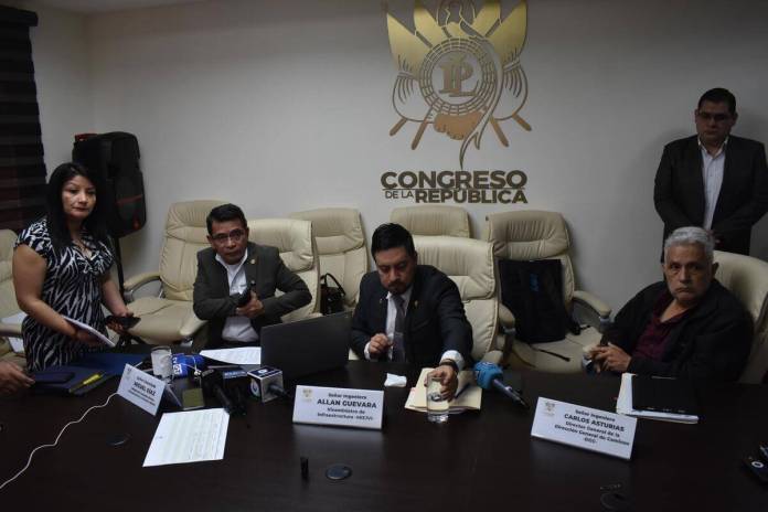 El ministro de Comunicaciones, Miguel Díaz Bobadilla, se presentó a una citación en el Congreso. Foto La Hora: Daniel Ramírez